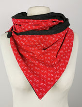 Lade das Bild in den Galerie-Viewer, Loop "Kysta" rot mit Ankern und Knopf Wickelloop maritim