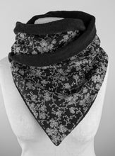 Lade das Bild in den Galerie-Viewer, Loop mit Knopf FLeece Winter schwarz weiß Ranken