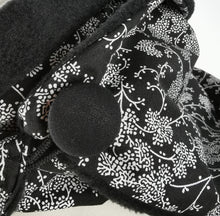 Lade das Bild in den Galerie-Viewer, Loop mit Knopf FLeece Winter schwarz weiß Ranken