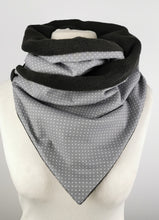 Lade das Bild in den Galerie-Viewer, Loop mit Knopf Fleece Punkte Winter grau weiß