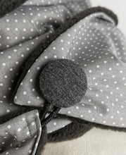 Lade das Bild in den Galerie-Viewer, Loop mit Knopf Fleece Punkte Winter grau weiß