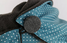 Lade das Bild in den Galerie-Viewer, Loop mit Knopf Fleece Punkte Winter blau weiß