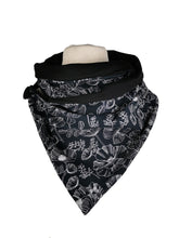 Lade das Bild in den Galerie-Viewer, Loop "Svartlin" mit Knopf Blumen schwarz Jersey