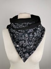 Lade das Bild in den Galerie-Viewer, Loop "Svartlin" mit Knopf Blumen schwarz Jersey