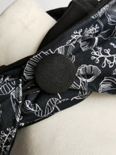 Lade das Bild in den Galerie-Viewer, Loop "Svartlin" mit Knopf Blumen schwarz Jersey