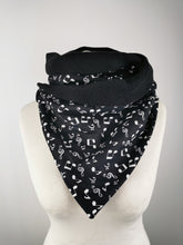Lade das Bild in den Galerie-Viewer, Loop mit Knopf Noten Fleece Winter schwarz weiß