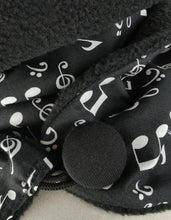 Lade das Bild in den Galerie-Viewer, Loop mit Knopf Noten Fleece Winter schwarz weiß