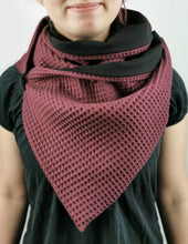 Lade das Bild in den Galerie-Viewer, Loop mit Knopf Waffelpique bordeaux schwarz