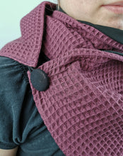 Lade das Bild in den Galerie-Viewer, Loop mit Knopf Waffelpique bordeaux schwarz
