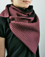 Lade das Bild in den Galerie-Viewer, Loop mit Knopf Waffelpique bordeaux schwarz