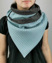 Lade das Bild in den Galerie-Viewer, Loop mit Knopf Waffelpique adriablau grau