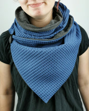 Lade das Bild in den Galerie-Viewer, Loop mit Knopf Waffelpique dark jeans blau grau