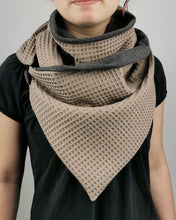 Lade das Bild in den Galerie-Viewer, Loop mit Knopf Waffelpique taupe grau