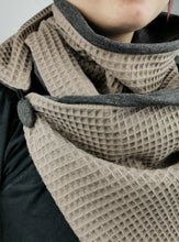 Lade das Bild in den Galerie-Viewer, Loop mit Knopf Waffelpique taupe grau