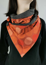Lade das Bild in den Galerie-Viewer, Loop "Mandala" mit Knopf rost Jersey