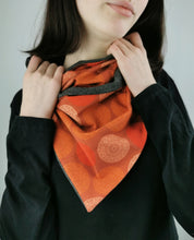 Lade das Bild in den Galerie-Viewer, Loop "Mandala" mit Knopf rost Jersey