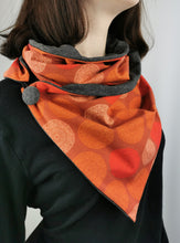 Lade das Bild in den Galerie-Viewer, Loop "Mandala" mit Knopf rost Jersey