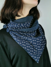 Lade das Bild in den Galerie-Viewer, Loop "Skagen" blau mit Ankern und Knopf