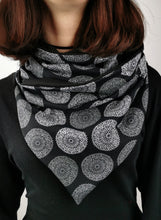 Lade das Bild in den Galerie-Viewer, Loop Mandala schwarz weiß