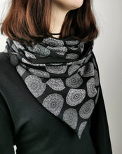Lade das Bild in den Galerie-Viewer, Loop Mandala schwarz weiß