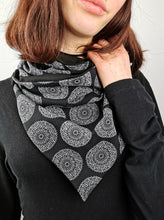 Lade das Bild in den Galerie-Viewer, Loop Mandala schwarz weiß