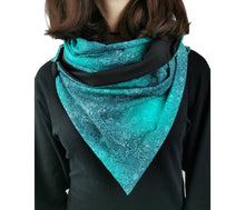 Lade das Bild in den Galerie-Viewer, Loop "Jotun" grün mit Knopf und Farbverlauf