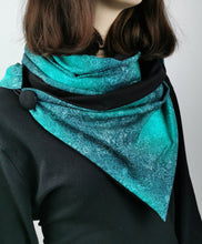 Lade das Bild in den Galerie-Viewer, Loop "Jotun" grün mit Knopf und Farbverlauf