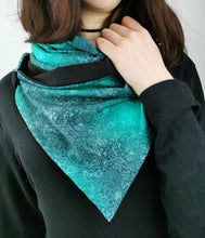 Lade das Bild in den Galerie-Viewer, Loop "Jotun" grün mit Knopf und Farbverlauf