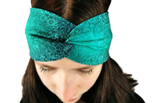 Lade das Bild in den Galerie-Viewer, Haarband mit Knoten Jersey grün Batik
