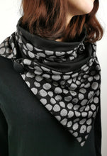 Lade das Bild in den Galerie-Viewer, Loop Knopf silbergrau schwarz Romanit