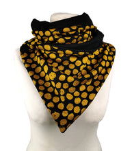 Lade das Bild in den Galerie-Viewer, Loop Knopf senfgold schwarz Romanit