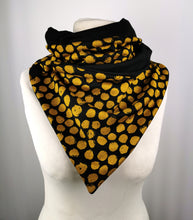 Lade das Bild in den Galerie-Viewer, Loop Knopf senfgold schwarz Romanit