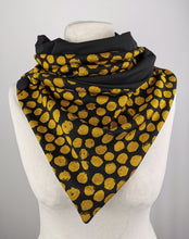 Lade das Bild in den Galerie-Viewer, Loop Knopf senfgold schwarz Romanit