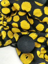 Lade das Bild in den Galerie-Viewer, Loop Knopf senfgold schwarz Romanit