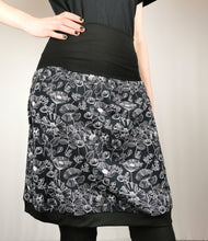 Lade das Bild in den Galerie-Viewer, Rock "Svartlin" - Damenrock aus Jersey mit Blumen, schwarz, klappbarer Bund