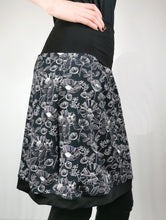 Lade das Bild in den Galerie-Viewer, Rock "Svartlin" - Damenrock aus Jersey mit Blumen, schwarz, klappbarer Bund