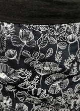 Lade das Bild in den Galerie-Viewer, Rock "Svartlin" - Damenrock aus Jersey mit Blumen, schwarz, klappbarer Bund
