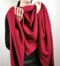 Lade das Bild in den Galerie-Viewer, Tuch XXL bordeaux Waffeljersey Dreieckstuch Mehrzwecktuch