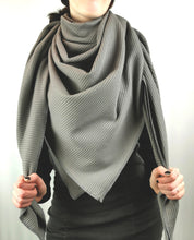 Lade das Bild in den Galerie-Viewer, Tuch XXL grau Waffeljersey Dreieckstuch Mehrzwecktuch