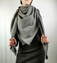 Lade das Bild in den Galerie-Viewer, Tuch XXL grau Waffeljersey Dreieckstuch Mehrzwecktuch