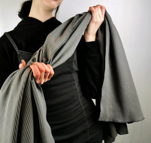 Lade das Bild in den Galerie-Viewer, Tuch XXL grau Waffeljersey Dreieckstuch Mehrzwecktuch