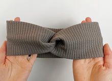 Lade das Bild in den Galerie-Viewer, Haarband mit Knoten Waffeljersey grau