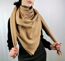 Lade das Bild in den Galerie-Viewer, Tuch XXL milchkaffeebraun Waffeljersey Dreieckstuch Mehrzwecktuch