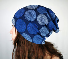 Lade das Bild in den Galerie-Viewer, Beanie Damen blau Jersey Mandala