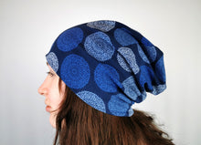 Lade das Bild in den Galerie-Viewer, Beanie Damen blau Jersey Mandala