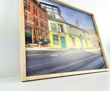 Lade das Bild in den Galerie-Viewer, Bild "One Night in Manchester" Bar Rahmen Poster 30x40 Pub Kneipe