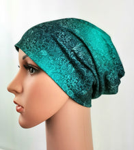Lade das Bild in den Galerie-Viewer, Beanie "Jotun" aus Jersey Damen dunkelgrün petrol Batik