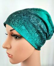 Lade das Bild in den Galerie-Viewer, Beanie "Jotun" aus Jersey Damen dunkelgrün petrol Batik