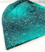 Lade das Bild in den Galerie-Viewer, Beanie "Jotun" aus Jersey Damen dunkelgrün petrol Batik