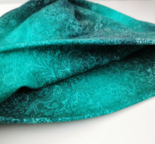 Lade das Bild in den Galerie-Viewer, Beanie "Jotun" aus Jersey Damen dunkelgrün petrol Batik